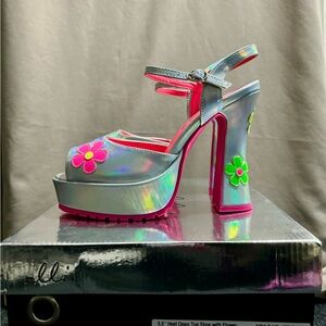 Ellie 557 Daisy open toe chunky heels with flower pattern. Silver, size 8.
